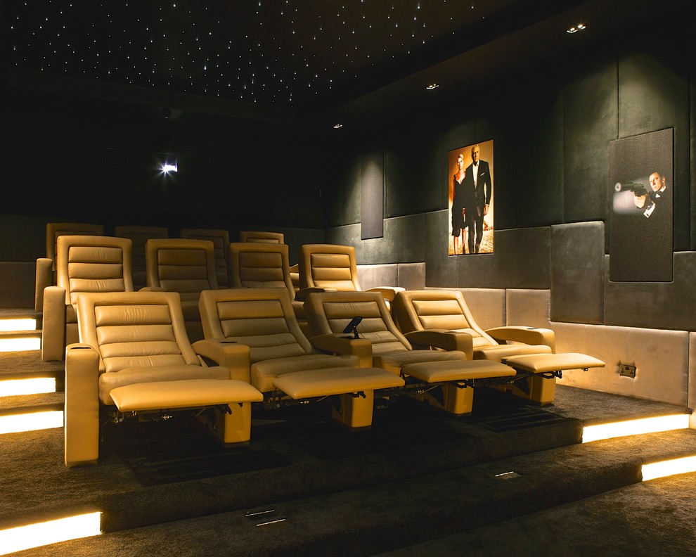 На фото: большой изолированный домашний кинотеатр в современном стиле с ковровым покрытием, проектором, серым полом и серыми стенами с