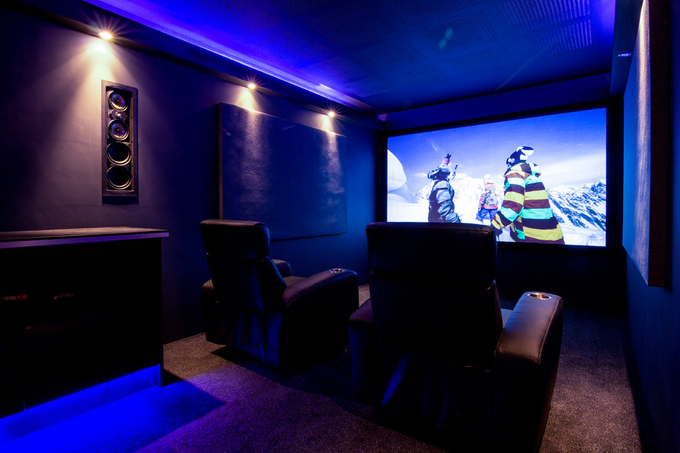 Idées déco pour une salle de cinéma moderne avec un mur noir, moquette et un écran de projection.
