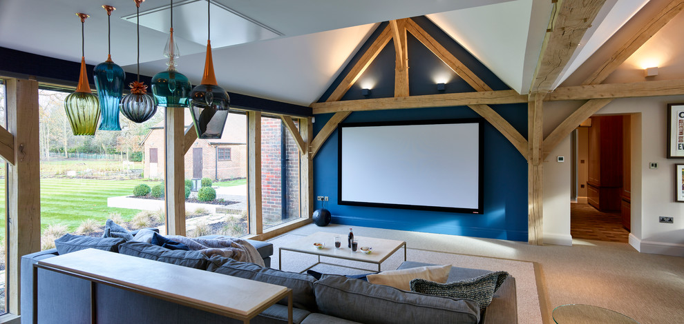 Modern inredning av ett stort avskild hemmabio, med blå väggar, ljust trägolv och en väggmonterad TV