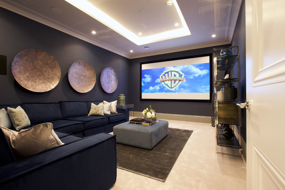 Imagen de cine en casa cerrado tradicional renovado de tamaño medio con paredes azules, moqueta, pantalla de proyección y suelo beige