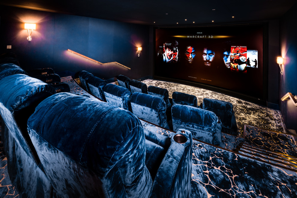 Diseño de cine en casa cerrado contemporáneo grande con paredes azules, moqueta, pantalla de proyección y suelo azul