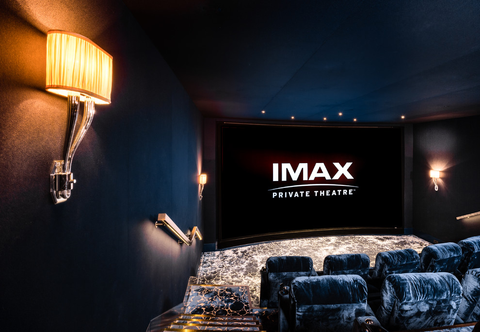 Cette photo montre une grande salle de cinéma tendance fermée avec un mur bleu, moquette, un écran de projection et un sol bleu.