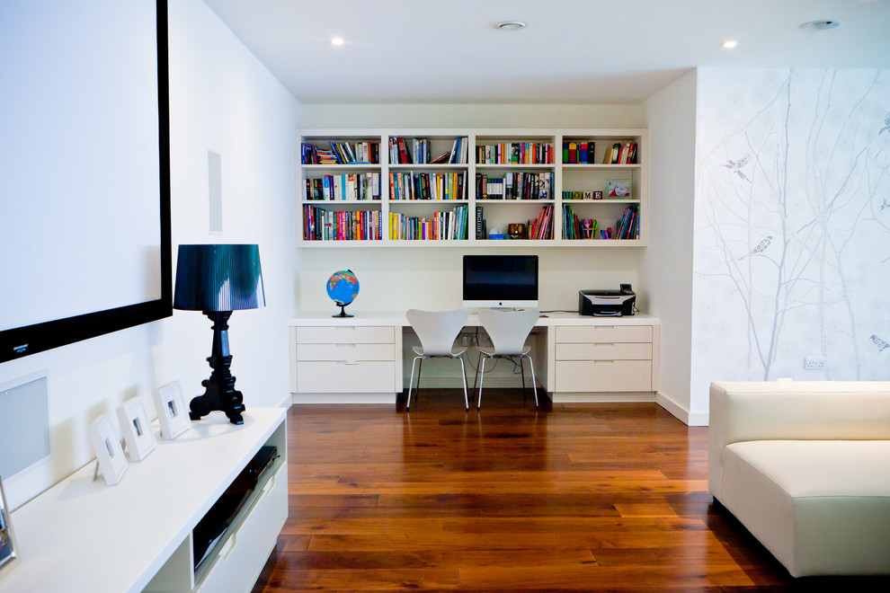 Modernes Heimkino mit weißer Wandfarbe und braunem Holzboden in London