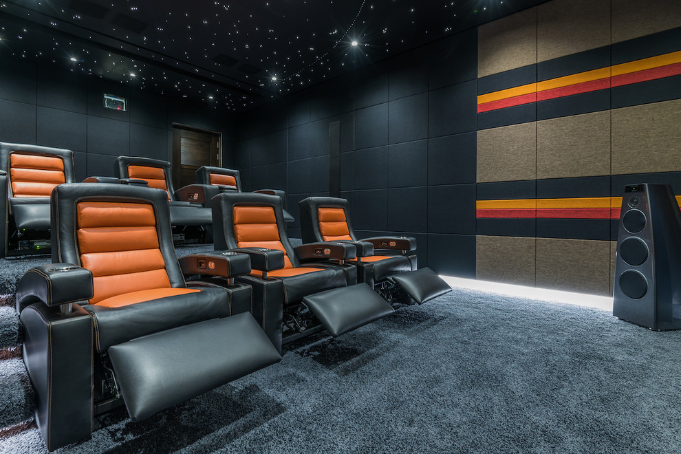 Стильный дизайн: изолированный домашний кинотеатр в современном стиле с разноцветными стенами, ковровым покрытием и черным полом - последний тренд