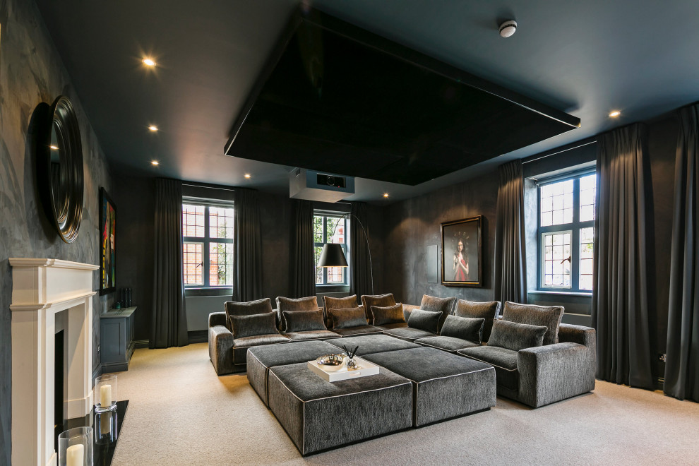 Bild på ett stort funkis hemmabio, med grå väggar, heltäckningsmatta, en väggmonterad TV och beiget golv