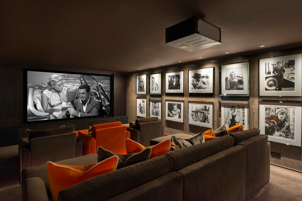 Diseño de cine en casa cerrado tradicional renovado grande con moqueta y pared multimedia