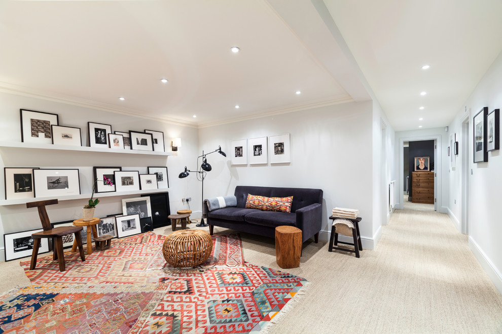 Kleines, Offenes Modernes Heimkino mit weißer Wandfarbe und Teppichboden in London