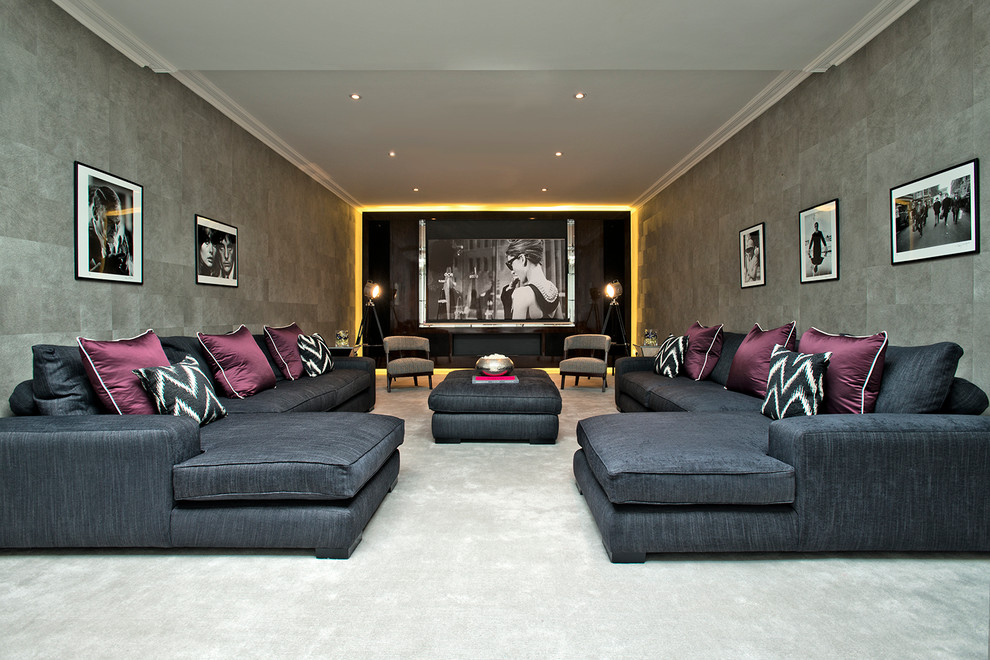 На фото: домашний кинотеатр в стиле неоклассика (современная классика) с серыми стенами, ковровым покрытием и серым полом с