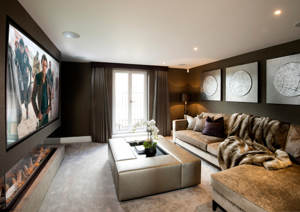 Modelo de cine en casa cerrado contemporáneo con paredes grises, moqueta, pared multimedia y suelo beige