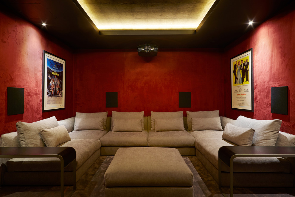 Idée de décoration pour une salle de cinéma design de taille moyenne et fermée avec un mur rouge, moquette, un écran de projection et un sol beige.