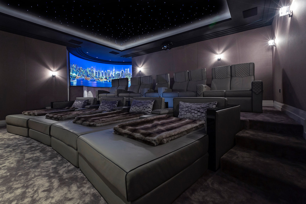 Стильный дизайн: большой изолированный домашний кинотеатр в современном стиле с коричневыми стенами, ковровым покрытием, проектором и бежевым полом - последний тренд