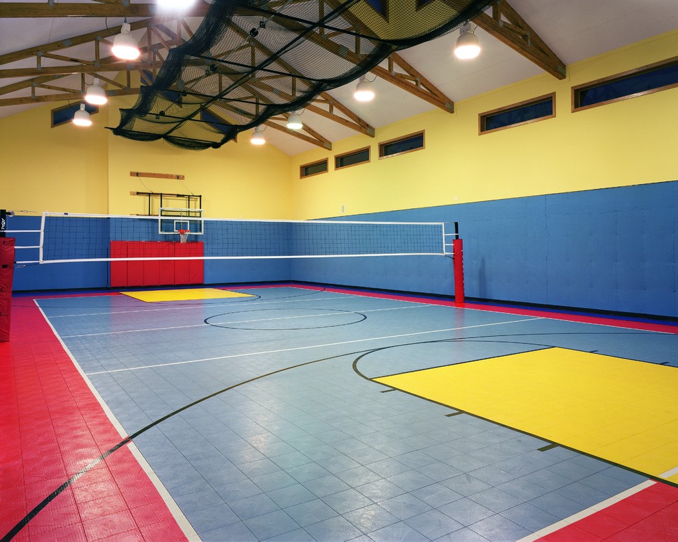 Cette photo montre un grand terrain de sport intérieur chic avec un mur jaune.