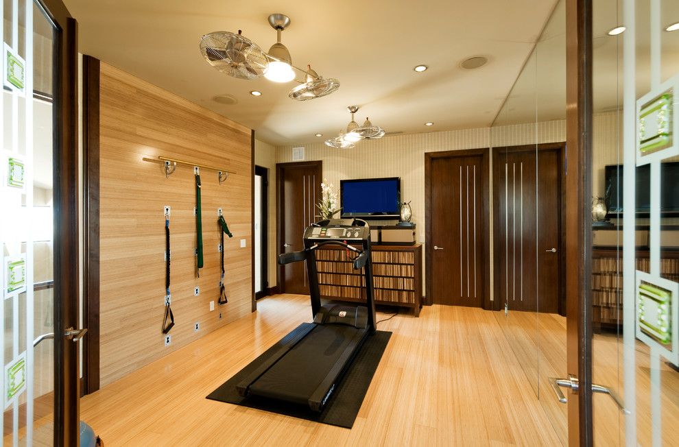 Multifunktionaler Moderner Fitnessraum mit beiger Wandfarbe, hellem Holzboden und gelbem Boden in Las Vegas