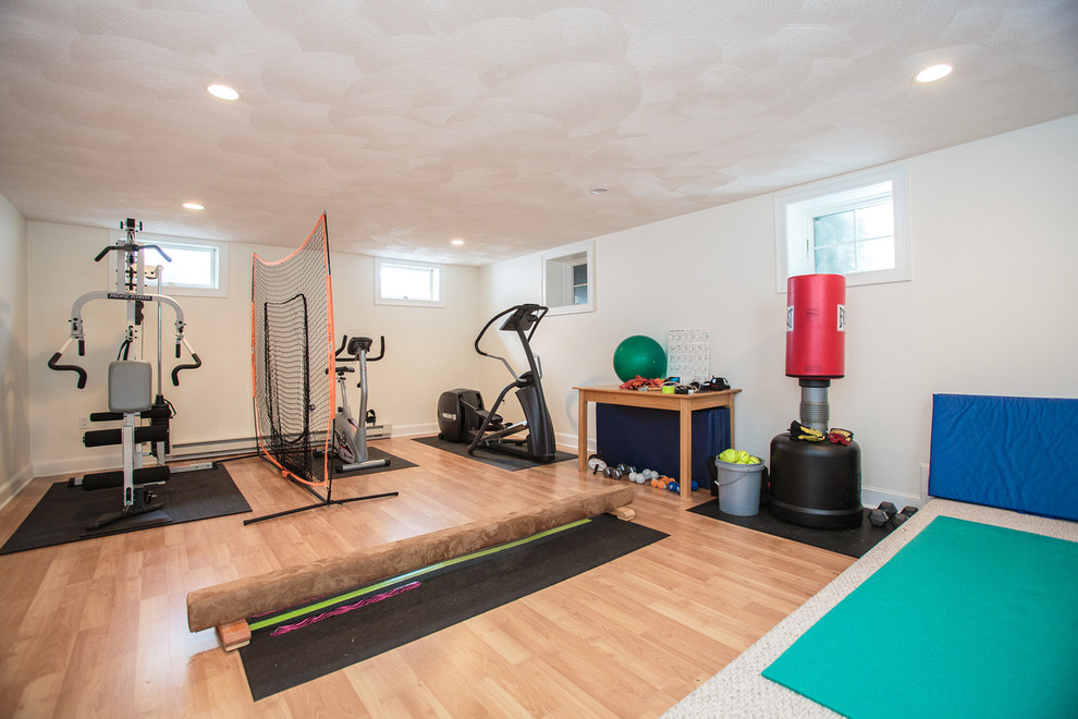 Klassischer Fitnessraum mit weißer Wandfarbe und hellem Holzboden in Boston
