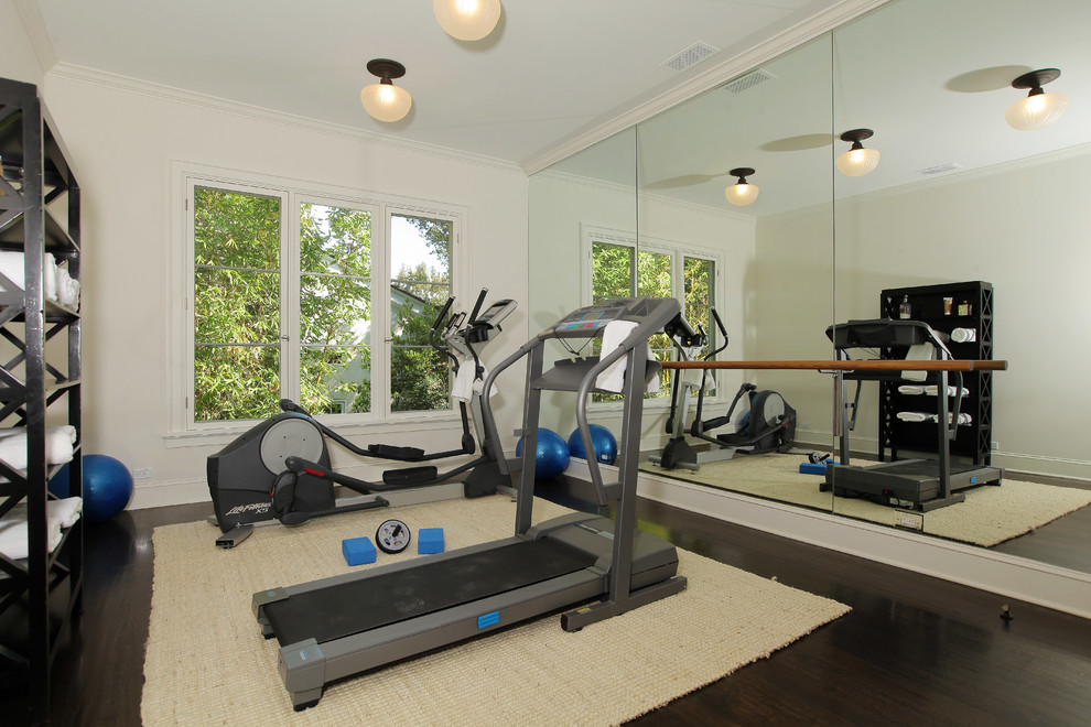 Foto di una palestra in casa classica con pareti bianche e parquet scuro