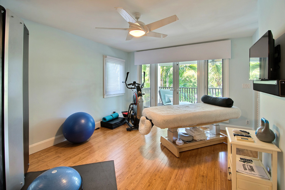 Multifunktionaler, Mittelgroßer Maritimer Fitnessraum mit blauer Wandfarbe, Bambusparkett und braunem Boden in Miami