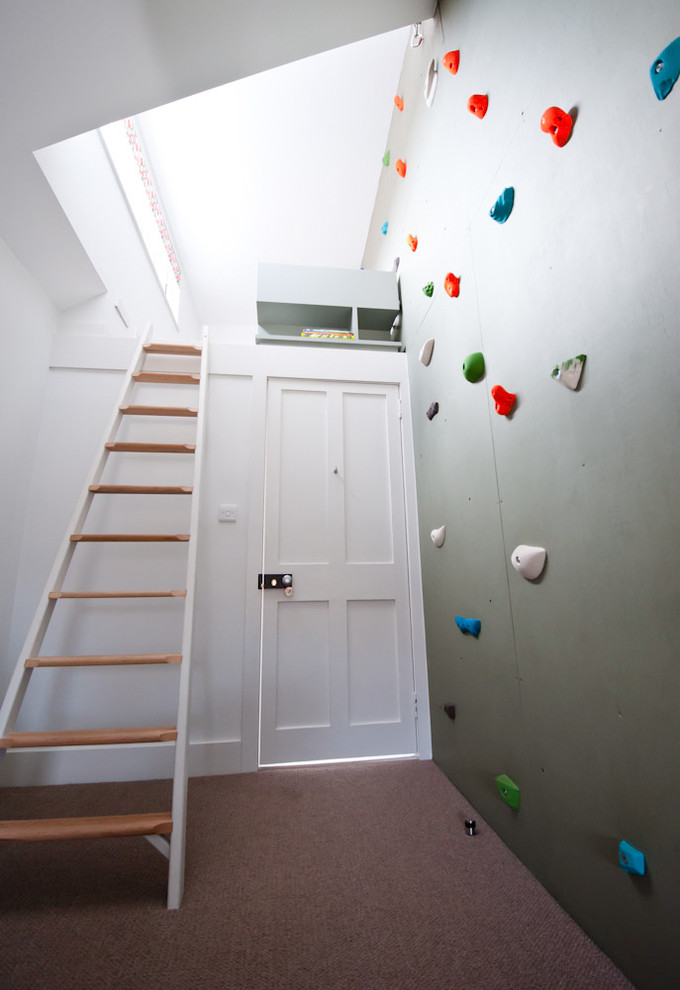 Immagine di una parete da arrampicata minimal con pareti grigie e moquette