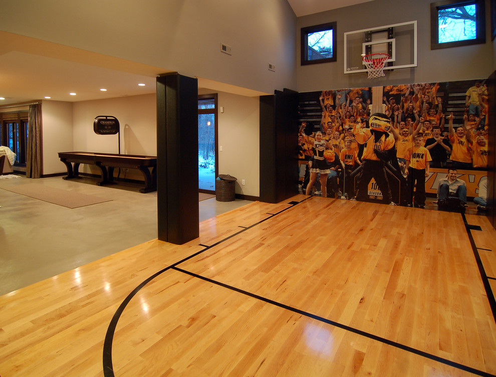 Cette photo montre un terrain de sport intérieur tendance avec un mur beige et parquet clair.