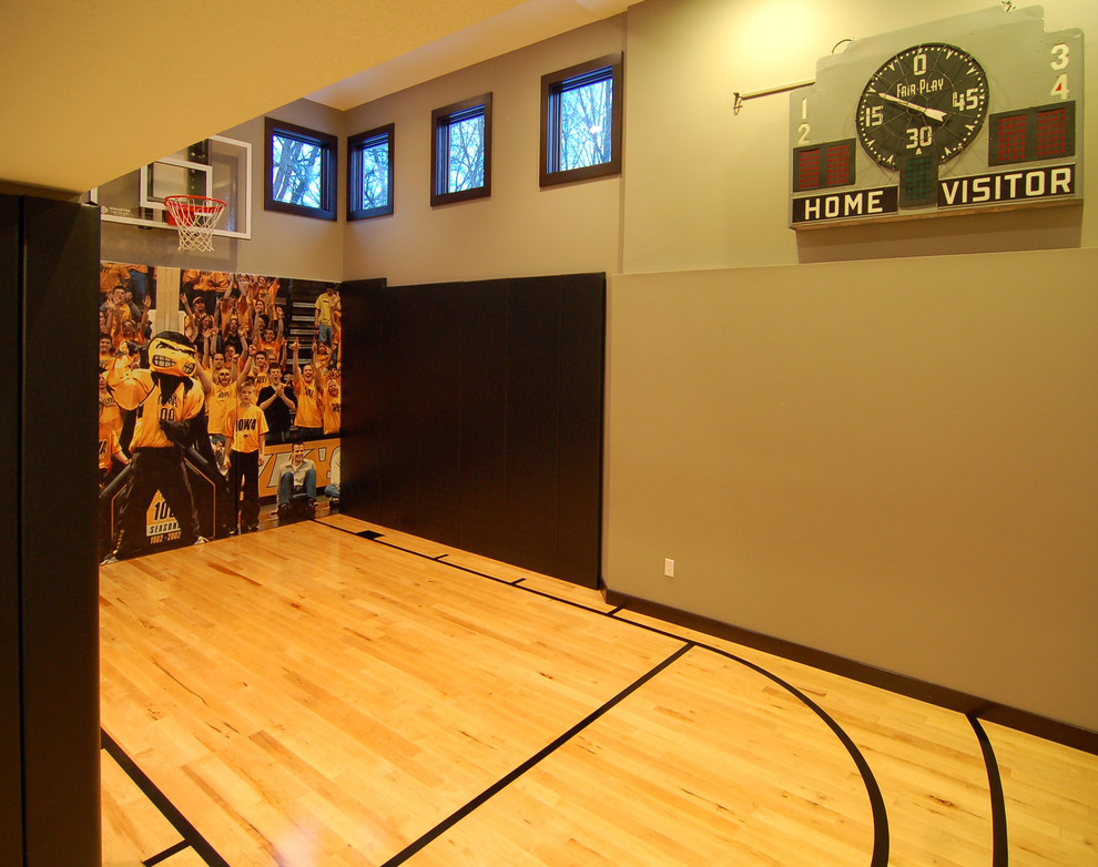 Mittelgroßer Moderner Fitnessraum mit Indoor-Sportplatz, beiger Wandfarbe, hellem Holzboden und gelbem Boden in Sonstige