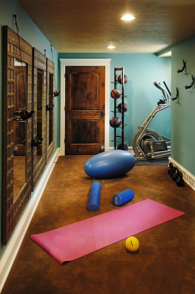 Modelo de gimnasio clásico con paredes azules y suelo marrón