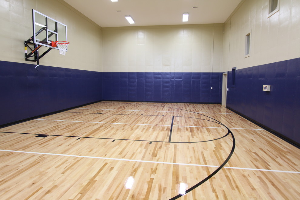 Geräumiger Klassischer Fitnessraum mit Indoor-Sportplatz, blauer Wandfarbe und hellem Holzboden in Minneapolis