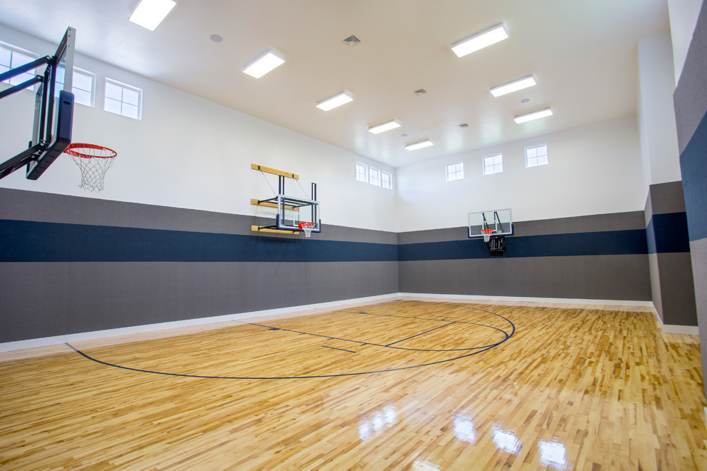 Klassischer Fitnessraum mit Indoor-Sportplatz, bunten Wänden und braunem Holzboden in Salt Lake City