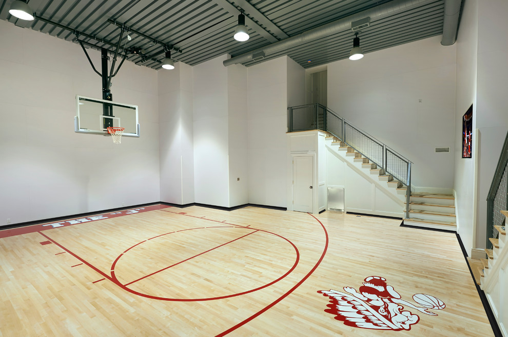 Industrial Fitnessraum mit Indoor-Sportplatz, weißer Wandfarbe und hellem Holzboden in New York