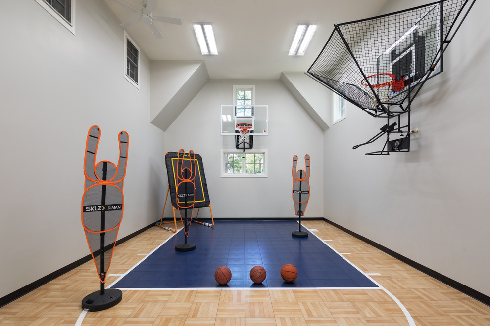 Cette photo montre un terrain de sport intérieur chic avec un mur gris et un sol multicolore.