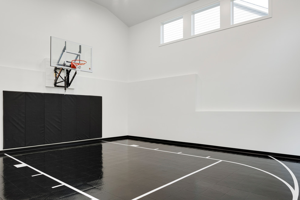 Источник вдохновения для домашнего уюта: огромный спортзал в стиле неоклассика (современная классика) с белыми стенами и черным полом