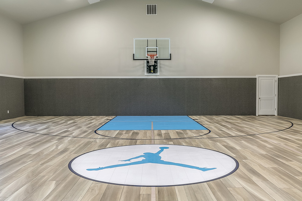 Moderner Fitnessraum mit Indoor-Sportplatz, beiger Wandfarbe und beigem Boden in Salt Lake City