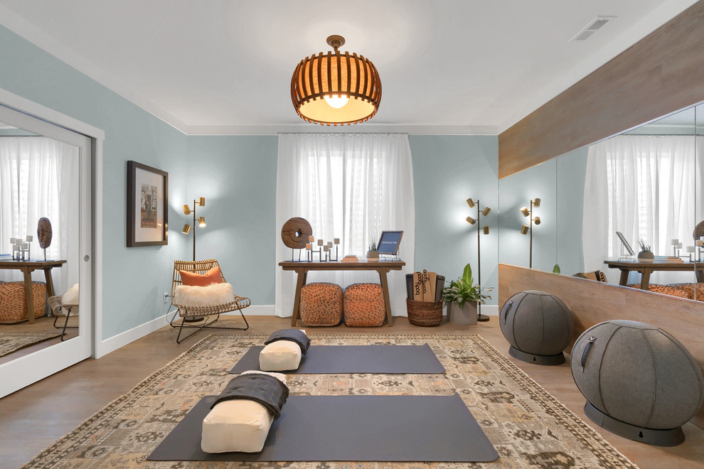 Inspiration för mellanstora moderna hemmagym med yogastudio, med blå väggar, laminatgolv och beiget golv
