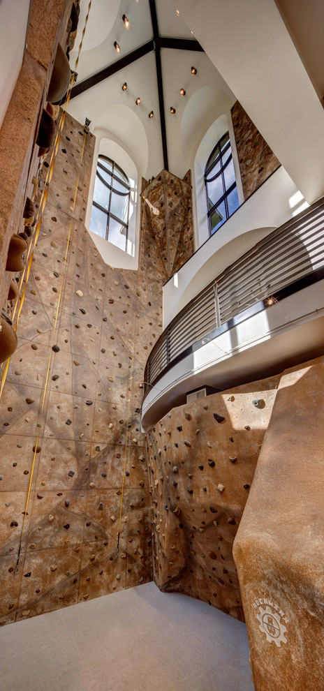 Идея дизайна: огромный скалодром в стиле неоклассика (современная классика) с бежевыми стенами и ковровым покрытием
