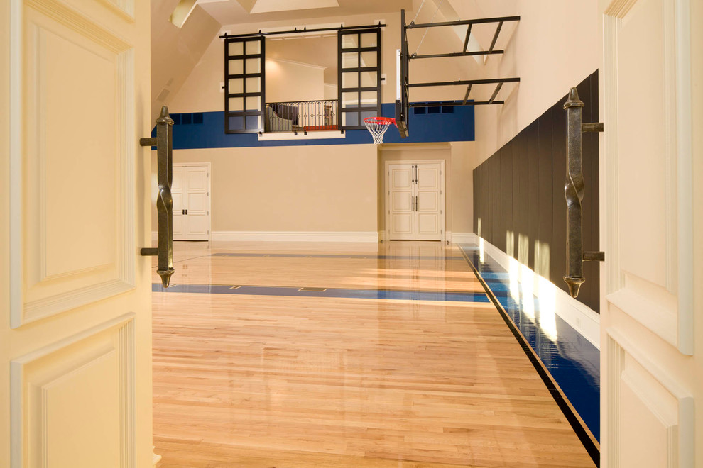 Klassischer Fitnessraum mit Indoor-Sportplatz, beiger Wandfarbe und hellem Holzboden in Dallas