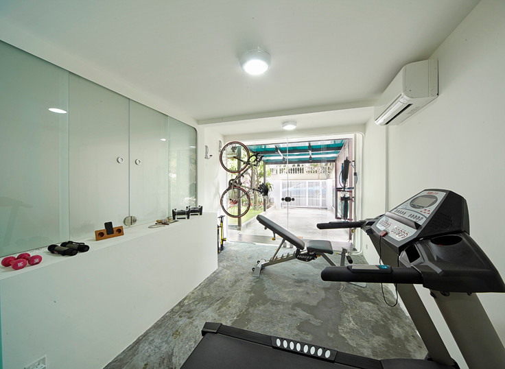 Multifunktionaler, Mittelgroßer Moderner Fitnessraum mit weißer Wandfarbe und Betonboden in Singapur