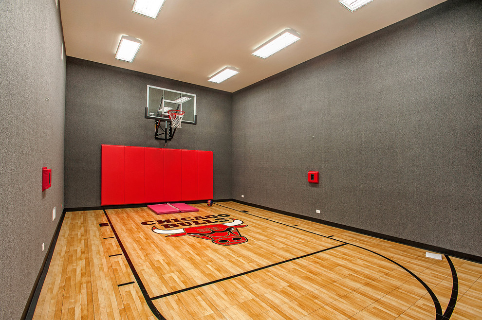 Photo of a contemporary home gym in Chicago with grey walls.