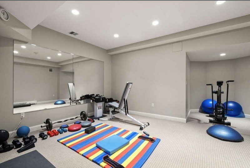 Multifunktionaler, Großer Rustikaler Fitnessraum mit beiger Wandfarbe, Teppichboden und beigem Boden in Boston