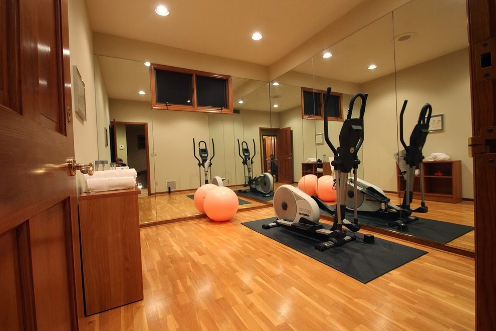 Inspiration for a traditional home gym in Phoenix.
