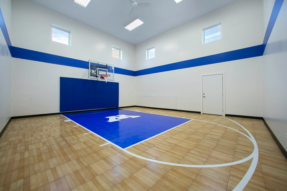 Großer Fitnessraum mit Indoor-Sportplatz und bunten Wänden in Minneapolis