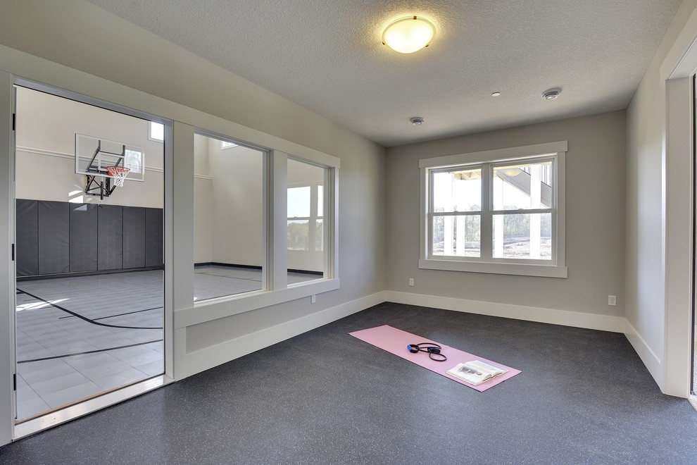 Großer, Multifunktionaler Klassischer Fitnessraum mit grauer Wandfarbe, Teppichboden und grauem Boden in Minneapolis