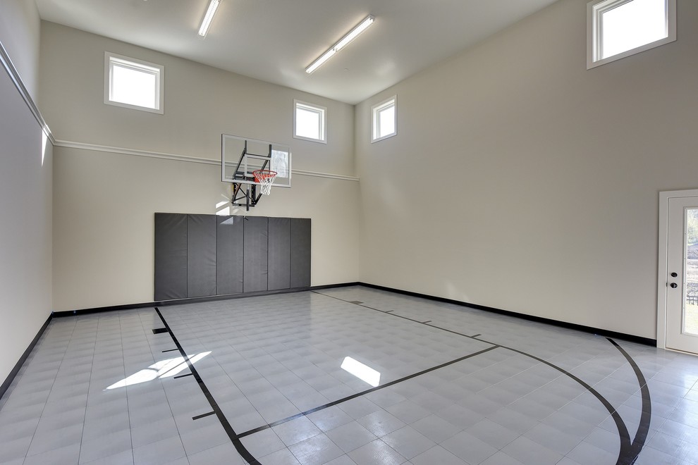 Großer Klassischer Fitnessraum mit grauer Wandfarbe, Teppichboden, Indoor-Sportplatz und grauem Boden in Minneapolis