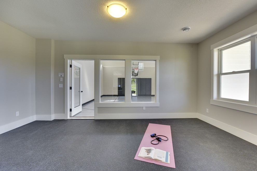 Großer, Multifunktionaler Klassischer Fitnessraum mit grauer Wandfarbe und grauem Boden in Minneapolis