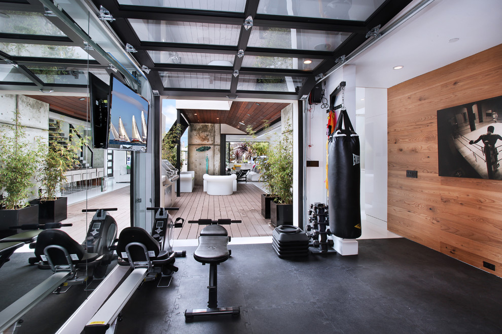 Multifunktionaler Moderner Fitnessraum mit weißer Wandfarbe und schwarzem Boden in Orange County