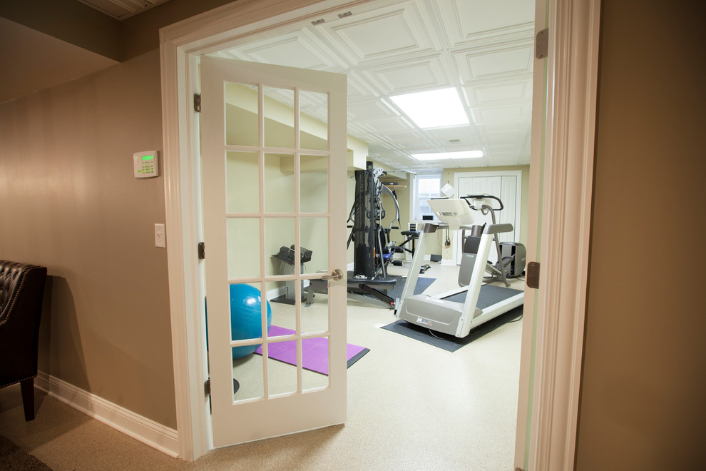 Example of a mid-sized transitional multiuse home gym design in Chicago with beige walls