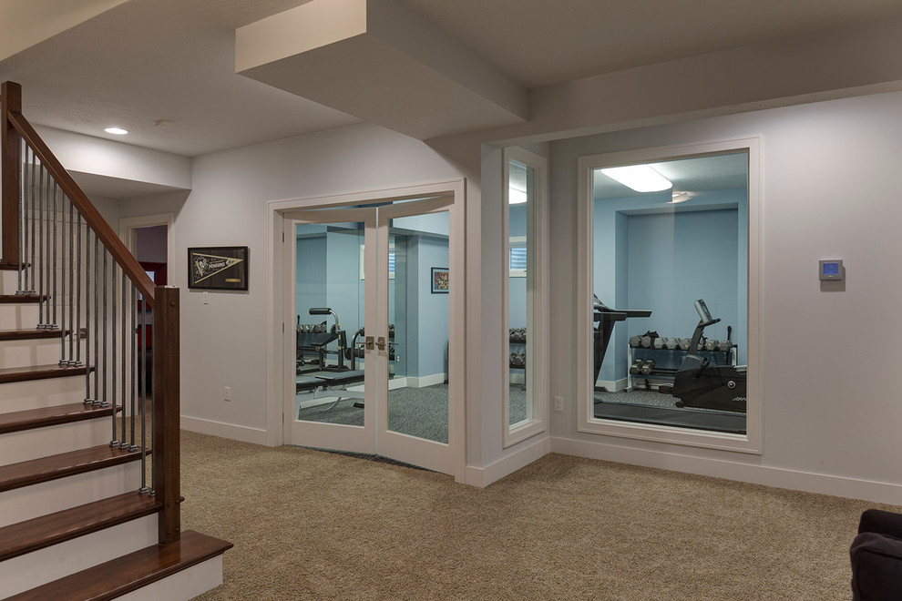Multifunktionaler, Großer Moderner Fitnessraum mit blauer Wandfarbe und Teppichboden in Sonstige