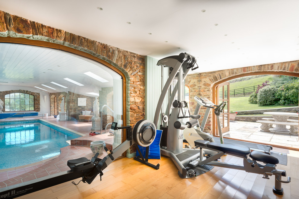 Multifunktionaler, Mittelgroßer Landhaus Fitnessraum mit braunem Holzboden in Devon