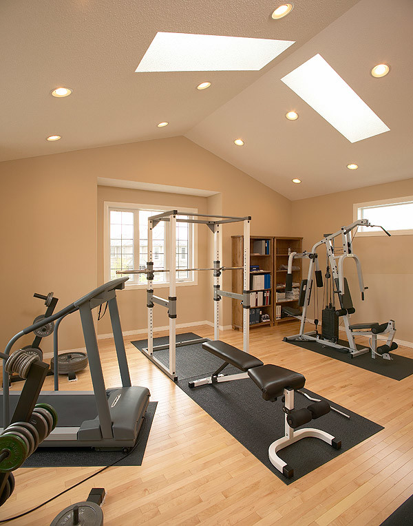 Exemple d'une salle de musculation chic de taille moyenne avec un mur beige et parquet clair.