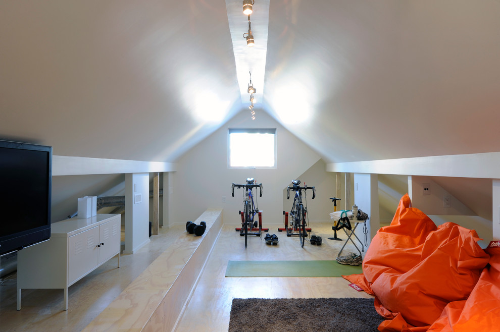 Multifunktionaler, Kleiner Nordischer Fitnessraum mit weißer Wandfarbe und hellem Holzboden in Ottawa