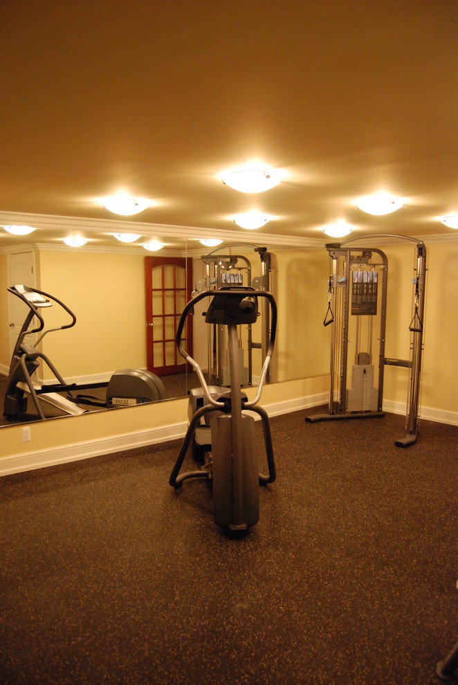 Photo of a traditional home gym in Detroit.