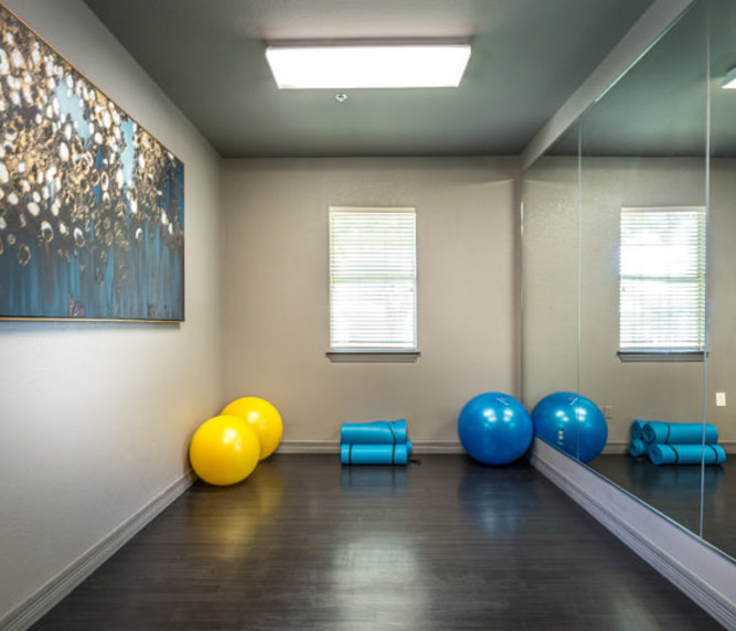 Idee per uno studio yoga minimal di medie dimensioni con pareti beige e parquet scuro
