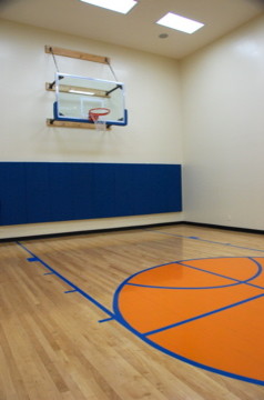 Großer Moderner Fitnessraum mit Indoor-Sportplatz, weißer Wandfarbe und gebeiztem Holzboden in Miami